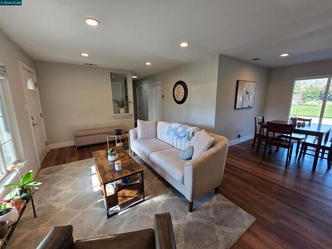 Foto del edificio - 1878 Elinora Dr