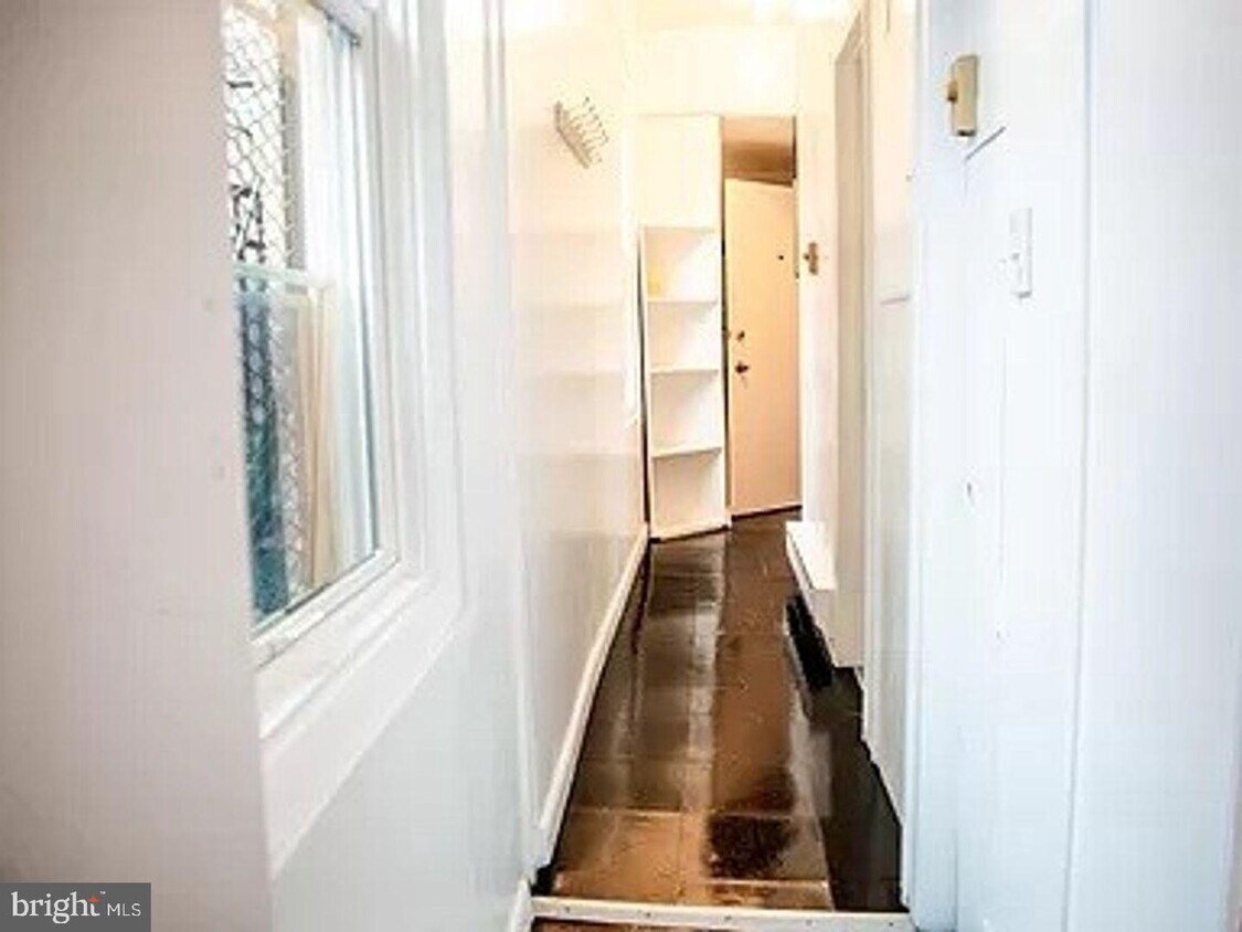 Building Photo - 9 E Read St