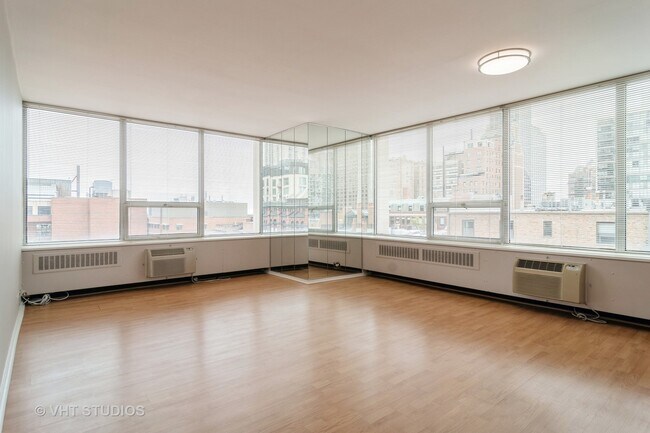 Foto del edificio - 70 W Burton Pl
