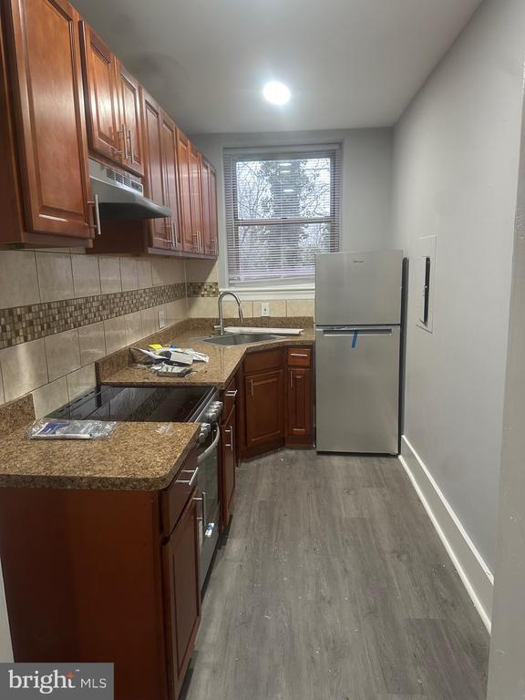 Building Photo - 215 W Walnut Ln