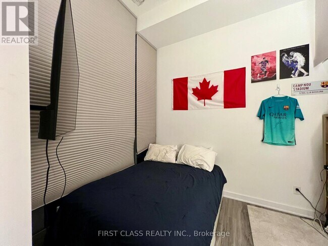 Building Photo - 110 Charles St E