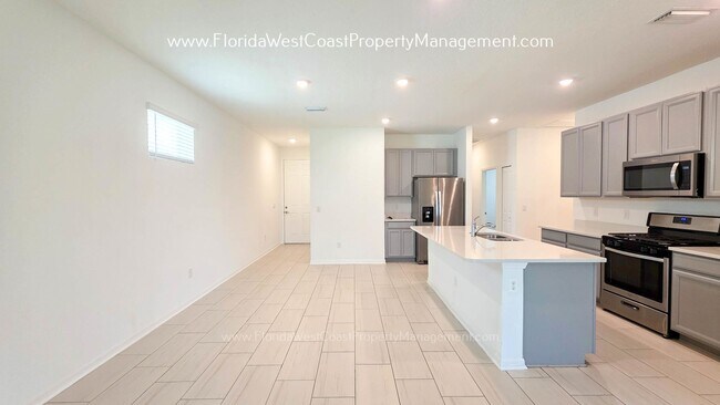 Foto del edificio - OUSTANDING SEMI FENCED! 3 BEDROOM/2 BATH HOME IN EAVES BEND! ARTISAN LAKES PALMETTO!