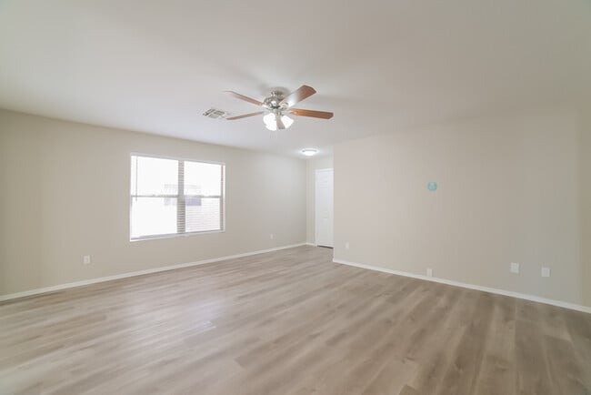 Foto del edificio - 13486 W Young St