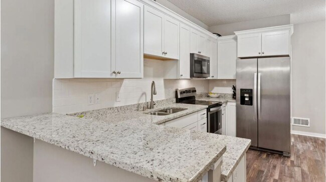 Foto del edificio - Stylish 4-Bedroom Townhome with Modern Fin...