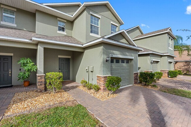 Building Photo - Meticulously Maintained Townhome