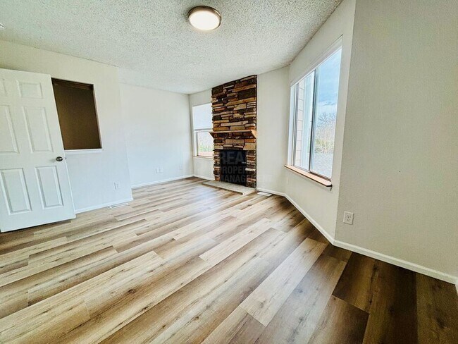 Foto del edificio - 8134 Gray Ct