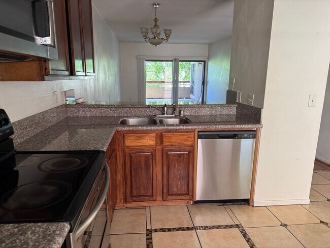 Foto del edificio - HARBOR MANOR CONDOS! ACROSS FROM HARBOR UCLA MED CTR IMMACULATE  2 bdrm 2 ba. CONDO FOR LEASE!