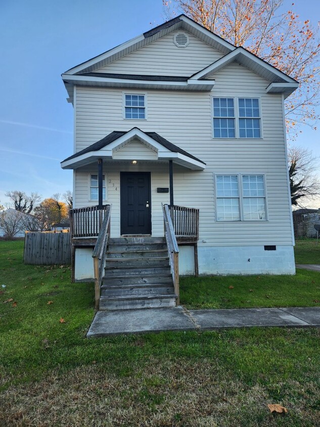 Primary Photo - Lovely 3bd. 1.5 Bath