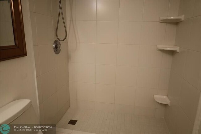 Foto del edificio - 2840 NE 14th Street Causeway