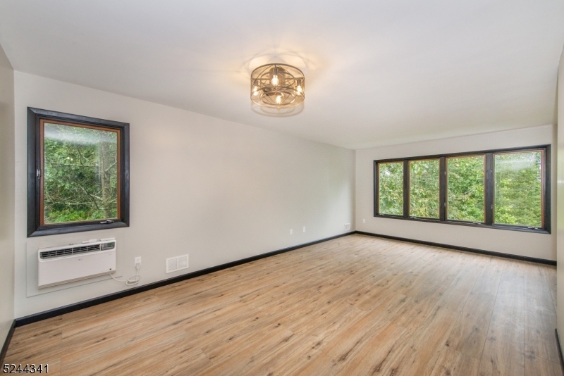 Foto principal - 42 Hillcrest Dr