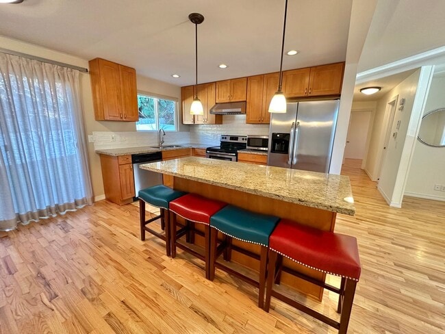 Building Photo - Beautiful Rambler in the desired Edmonds N...