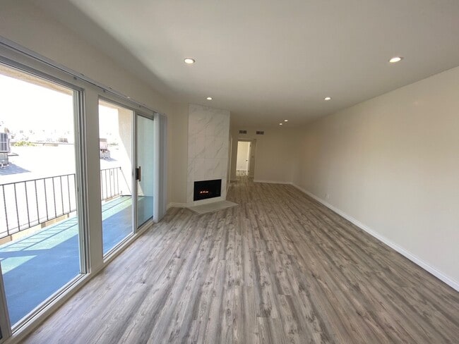 Large Living Area With Gas Fire Place & Double Balcony - 832 11th St