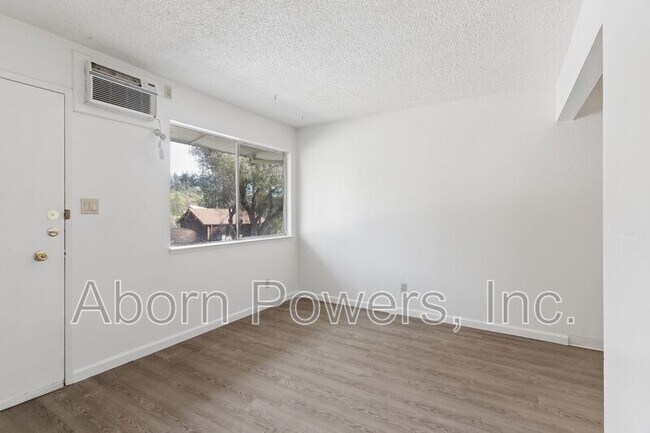 Foto del edificio - 2807-2813 Manor Dr