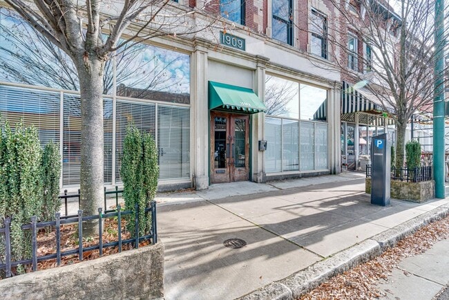 Building Photo - 310 S Main St