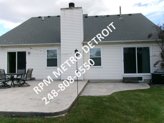 Building Photo - SPACIOUS HOME IN BROWNSTOWN