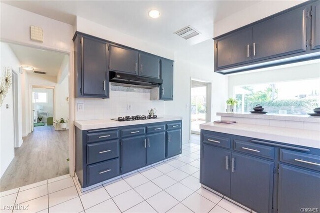 Building Photo - 3 br, 3 bath House - 7900 Babcock Ave