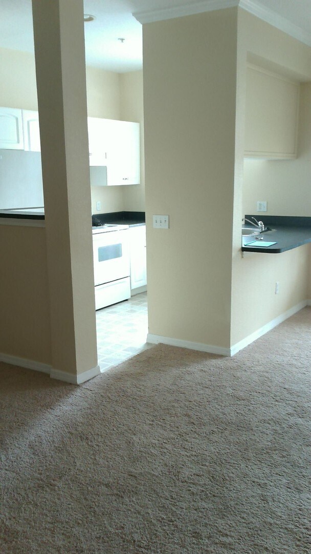 Foto del edificio - Beautiful large studio unit updated flooring, balcony with a pool view!