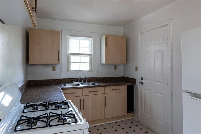 Building Photo - 1801 Oakmont Dr NW