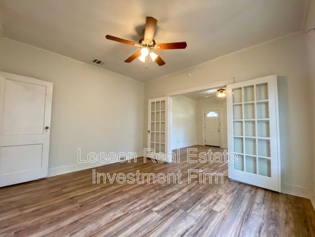 Building Photo - 823 Linden St