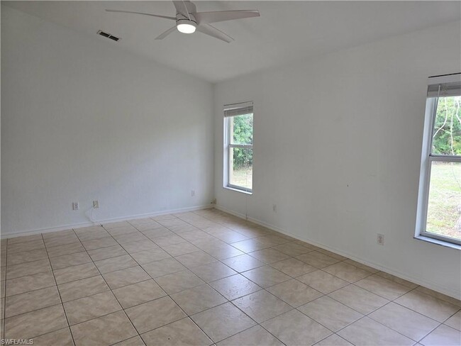 Foto del edificio - 481 10th Ave NW