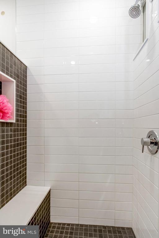 Foto del edificio - 1942 N Front St