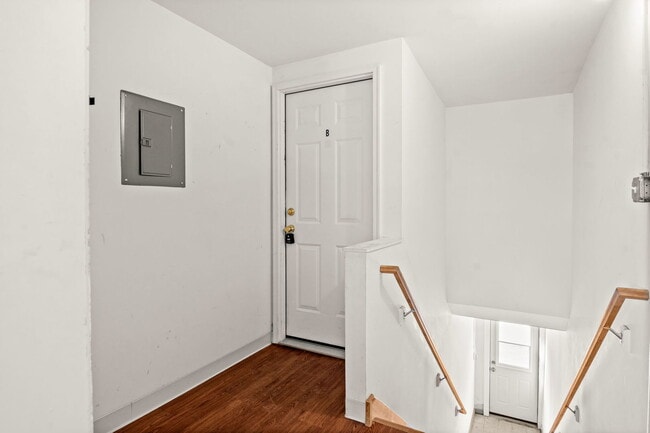 Building Photo - 827 E Wilson St