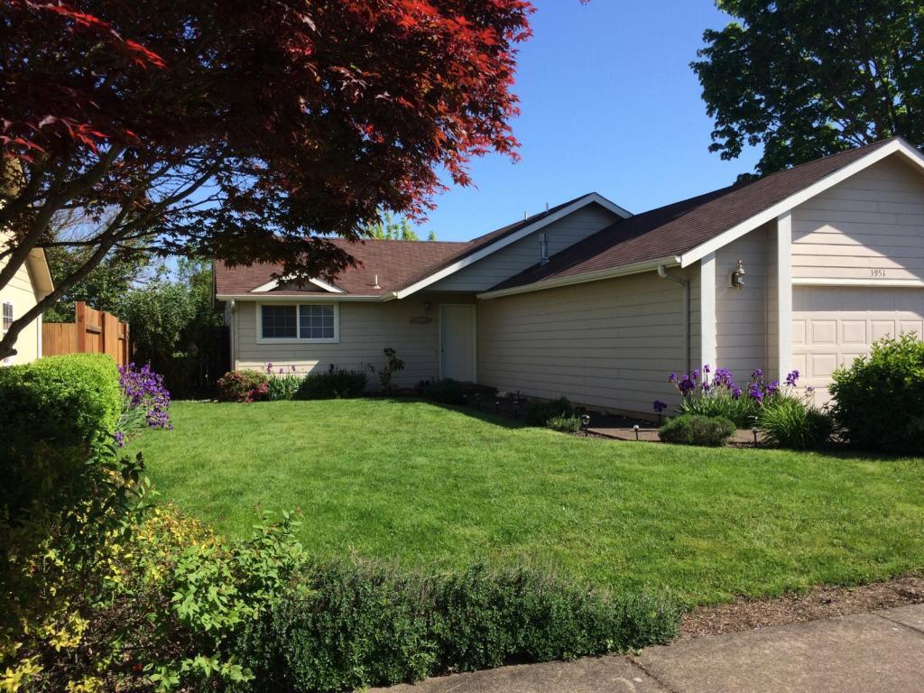 Primary Photo - 3951 Willamette Ave SE