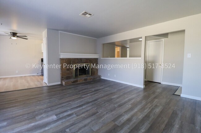 Building Photo - 2 Bed | 2 Bath in Central Tulsa!