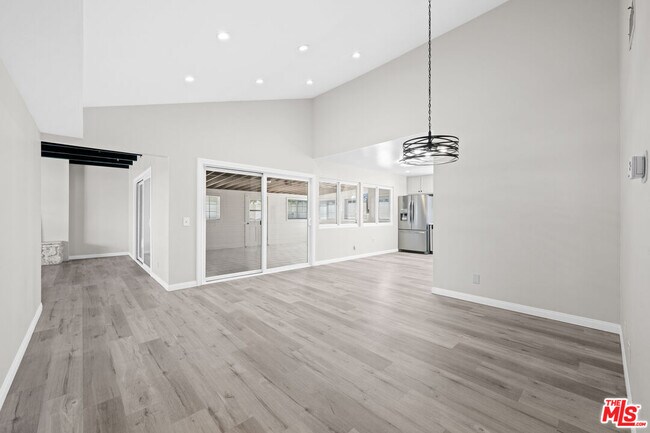 Foto del edificio - 28038 Lakehurst Ave