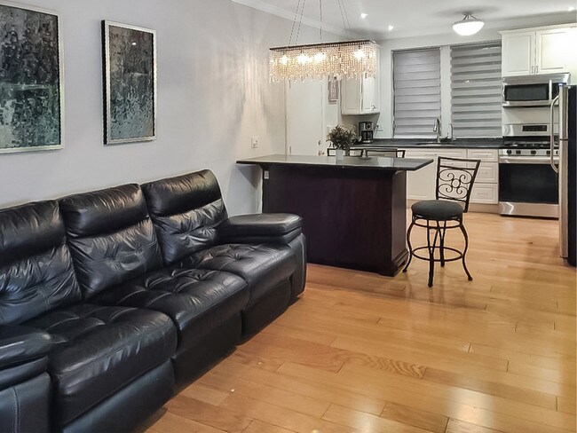 Foto del edificio - 543 W Brompton Ave