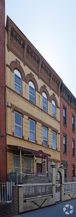 Building Photo - 882 Madison St