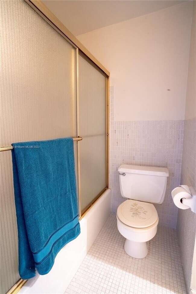 Building Photo - 2 bedroom in Hallandale FL 33009
