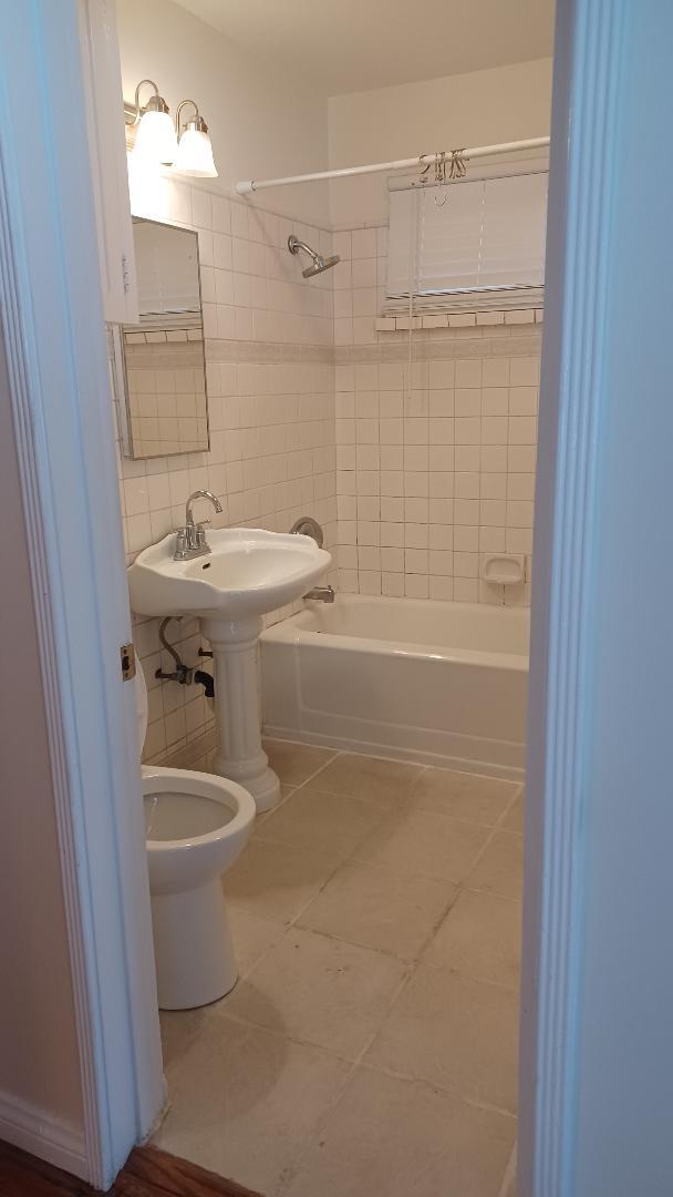 Baño - 12143 Moorpark St