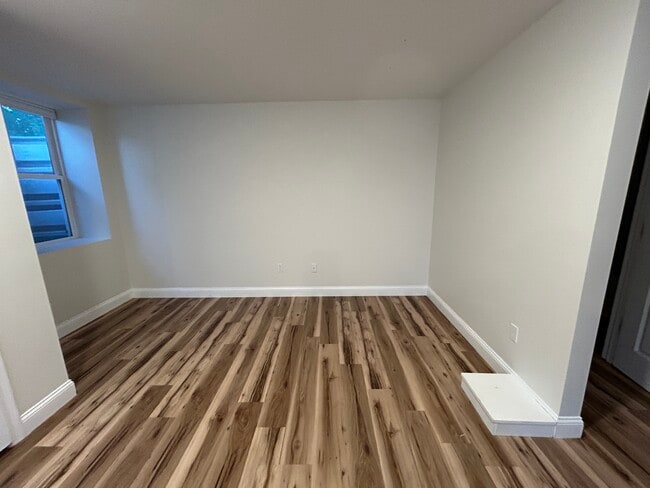 Bedroom / living room - 376 Colchester Ave