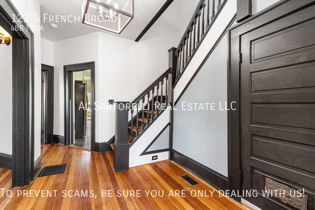 Foto del edificio - 122 S French Broad Ave