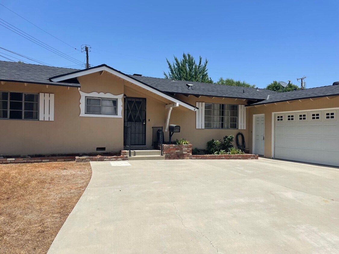 Foto principal - Charming Granada Hills Home