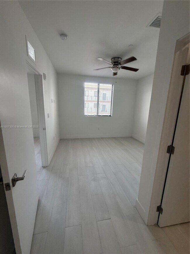 Foto del edificio - 879 E 24th St