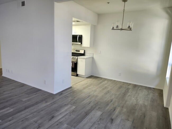 Building Photo - 100 S Hayworth Ave