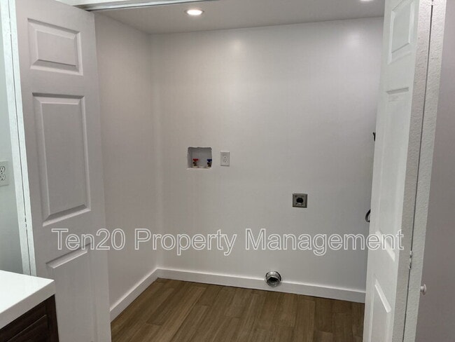 Foto del edificio - 5835 Darral Dr