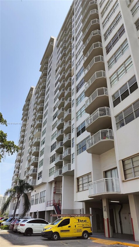 Foto principal - 18061 Biscayne Blvd