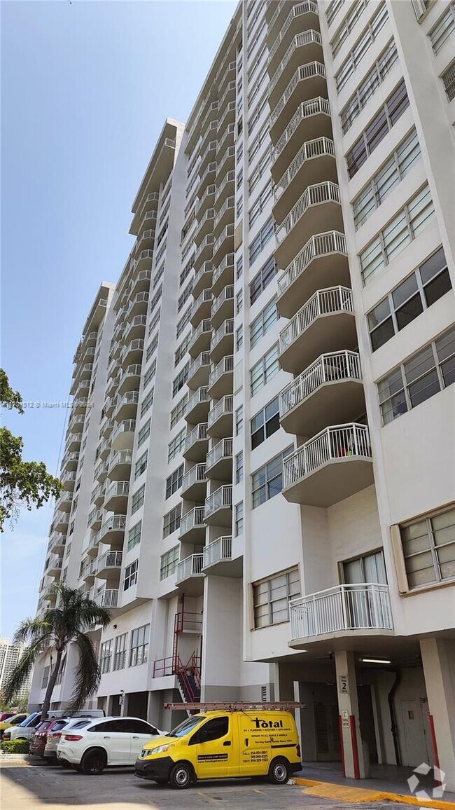 Building Photo - 18061 Biscayne Blvd