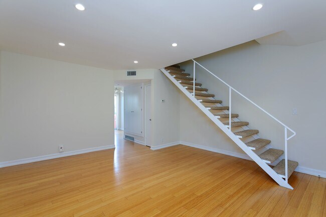 Building Photo - 112 Esperanza Ave