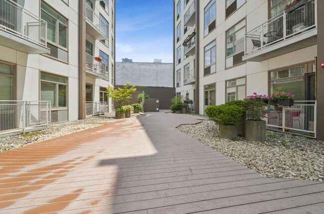 Building Photo - Apartment