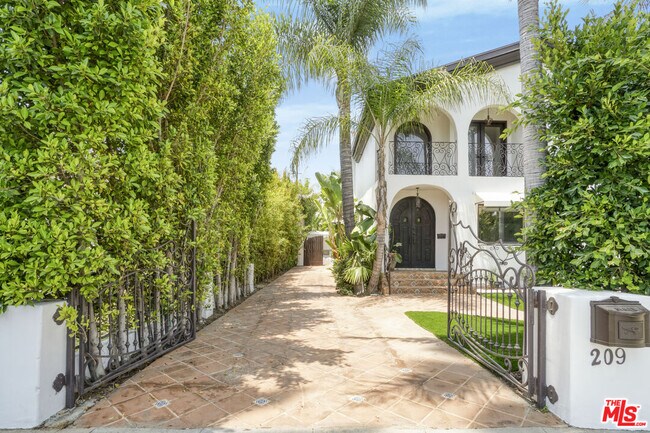 Building Photo - 209 N Doheny Dr