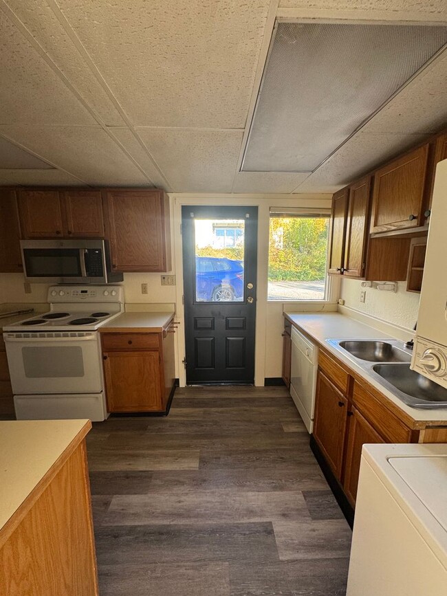 Building Photo - 1752 W 11th Ave