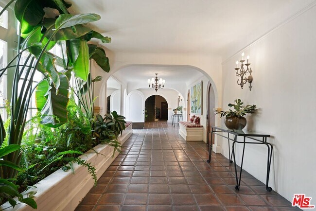Foto del edificio - 1345 Hayworth Ave