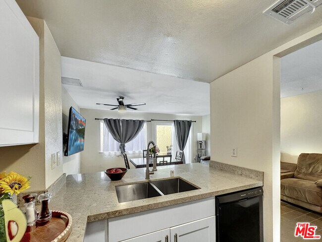 Foto del edificio - 13701 Hubbard St