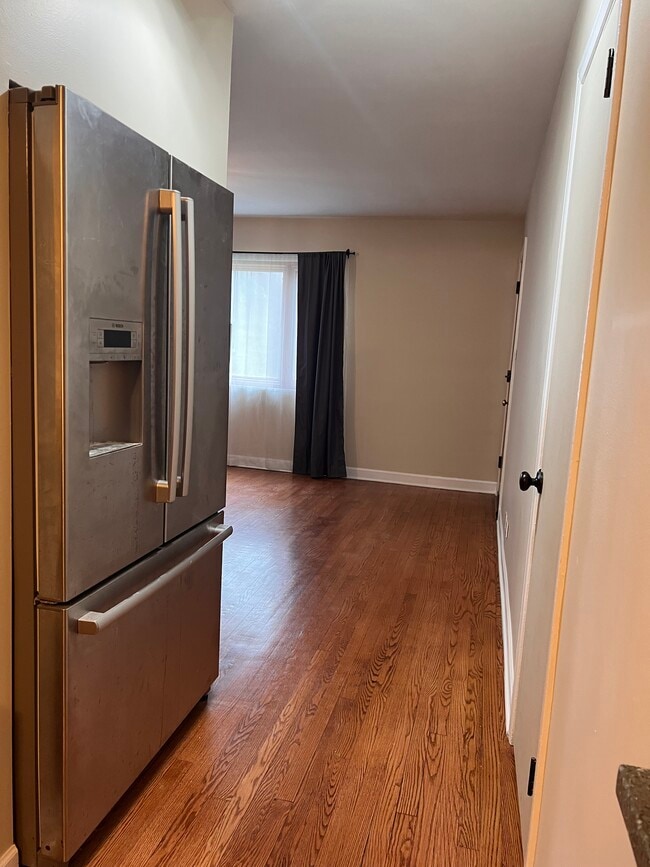 Stainless steel fridge with water and ice depenser - 8041 Lake St