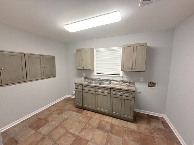 Building Photo - 1445 Robin Hood Ln