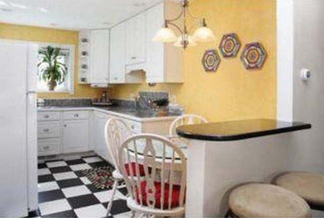 Foto del edificio - One bedroom with Heat & Parking